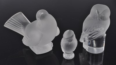 Lot 68 - A contemporary Lalique frosted glass owl desk...