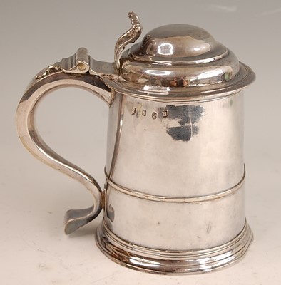 Lot 1036 - A George I silver lidded tankard, of plain...