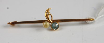Lot 354 - A 9ct yellow gold, aquamarine and pearl bar...