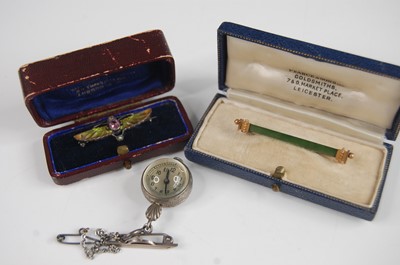 Lot 376 - An assortment of jewellery to include a yellow...