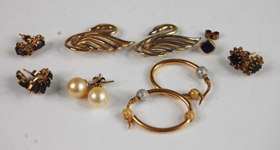 Lot 368 - An assortment of gold jewellery to include the...