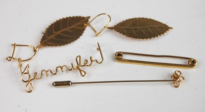 Lot 374 - A bag of assorted yellow metal jewellery to...