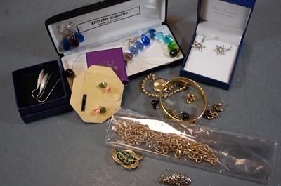 Lot 449 - Assorted costume jewellery to include earrings,...