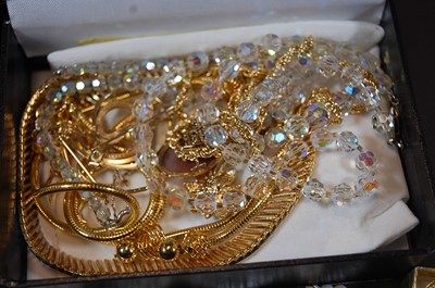 Lot 450 - Assorted costume jewellery to include gilt...