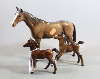 Lot 267 - A Beswick Bois Roussel racehorse, dark brown...