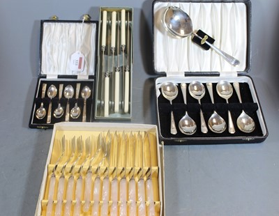 Lot 333 - A small collection of boxed and cased silver...