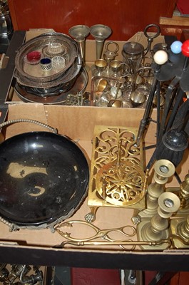 Lot 334 - Two boxes of miscellaneous metalware, to...
