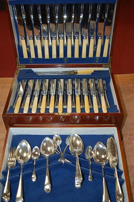 Lot 338 - An early 20th century mahogany cased...