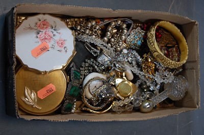 Lot 428 - A collection of miscellaneous items, to...