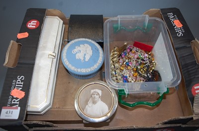 Lot 431 - A collection of miscellaneous items, to...