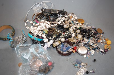 Lot 432 - A collection of miscellaneous costume...