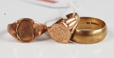 Lot 385 - A 9ct gold wedding band, size Y; together with...