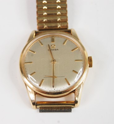Lot 414 - A gent's Omega 9ct gold cased manual wind...