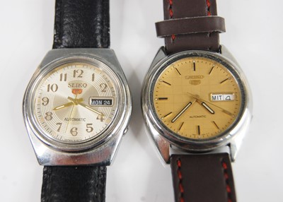Lot 420 - A gent's Seiko 5 steel cased automatic...