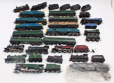 Lot 578 - Box containing a variety of locos:- 10 steam,...
