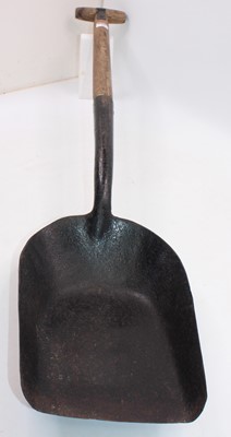 Lot 25 - Firemans shovel, a few worm holes in shaft. No...