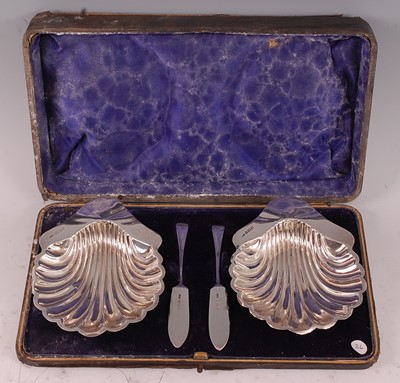 Lot 1046 - An Edwardian cased pair of silver shell butter...