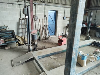 Lot 39 - Vehicle Lift