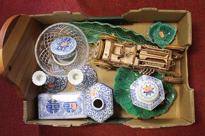 Lot 200 - A box of miscellaneous items, to include a...