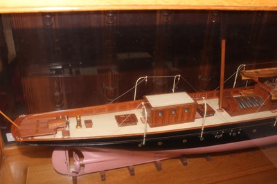 Lot 68 - A very well made Ship Makers display model of...