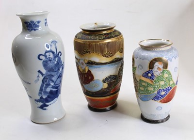 Lot 224 - A Chinese export blue and white vase, of...