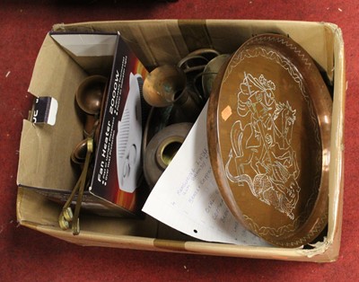 Lot 213 - A box of miscellaneous items, to include a...