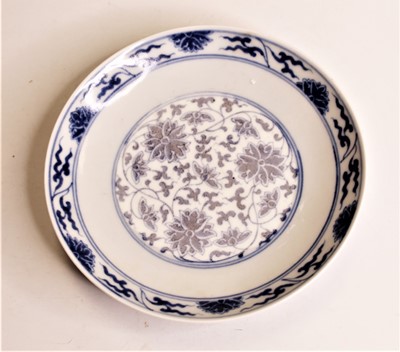 Lot 289 - A Chinese export shallow bowl, the centre...