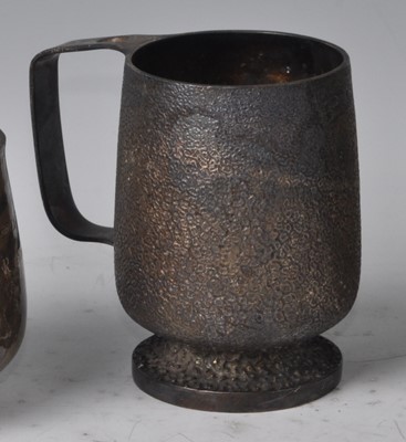 Lot 105 - A 1960s silver tankard, having naturalistic...