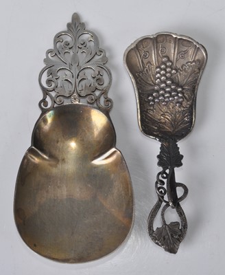 Lot 124 - An Arts & Crafts silver caddy spoon, having...