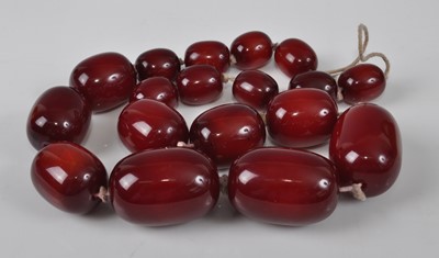 Lot 1119 - A single row of eighteen large graduated oval...