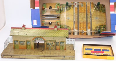 Lot 378 - Hornby Pre-war items: circa 1937 No.3 station...