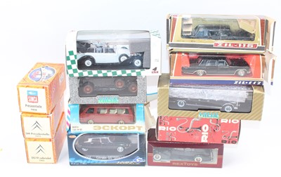 Lot 933 - 1 small box of 12 boxed models, containing 3...