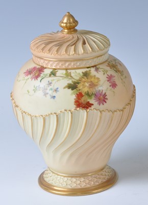Lot 2025 - An Edwardian Royal Worcester porcelain blush...