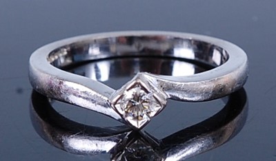Lot 450 - An 18ct white gold diamond solitaire ring,...