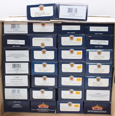 Lot 467 - 30 various boxed Bachmann 00 Gauge wagons and...
