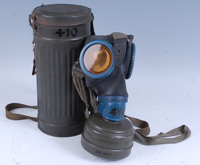 Lot 5 - A German Third Reich GM 30 Service Respirator,...