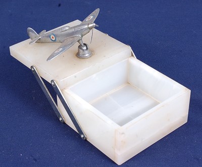 Lot 22 - A mid-20th century onyx table cigarette box,...