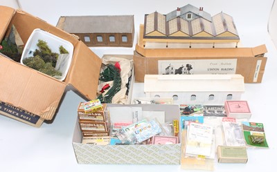 Lot 485 - Large tray containing various OO gauge...