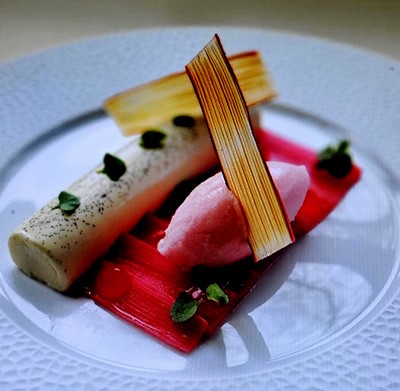 Lot 19 - The Unruly Pig: Lunch or dinner for 4 guests...