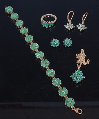 Lot 402 - A modern silver gilt and green stone set suite...