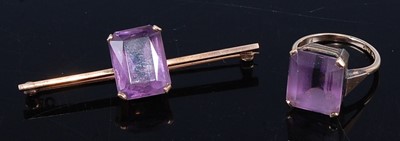 Lot 412 - A 9ct gold amethyst set bar brooch, 6.3g, 55mm;...