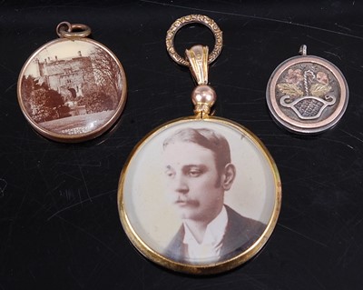 Lot 422 - A George V 9ct gold open pendant, dia.30mm;...