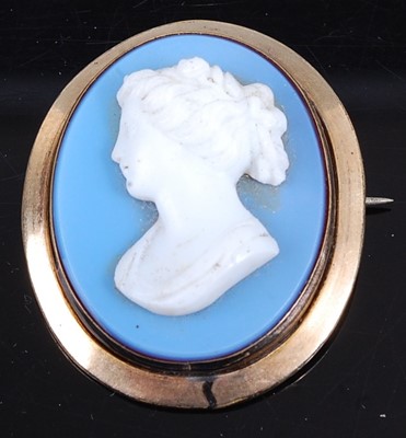 Lot 445 - A carved agate cameo brooch in pinchbeck mount,...