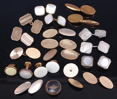 Lot 447 - A single 9ct gold gent's cufflink, 2.6g;...