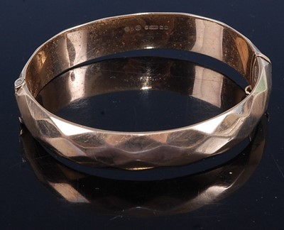 Lot 468 - A 9ct gold hollow hinged bangle, 17g, 68mm