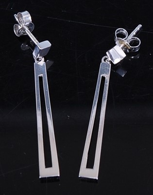 Lot 471 - A pair of Art Deco style 9ct white gold ear...