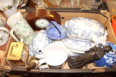 Lot 589 - A box of miscellaneous items to include an...