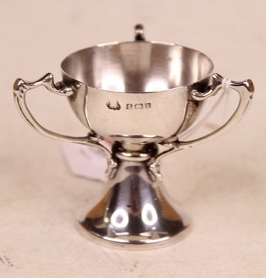 Lot 289 - A small Edwardian silver cup, having three...