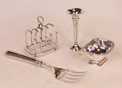 Lot 291 - A George V silver four-division toast rack,...