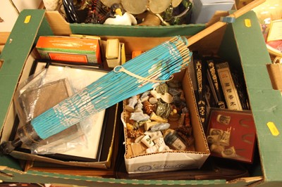 Lot 600 - A box containing a collection of miscellaneous...
